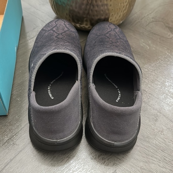 BZees Getaway Slip-On Sneaker (Women) - Picture 6 of 11